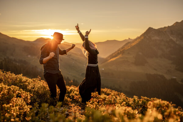 Sonnenaufgang Paarfotografie in den Bergen Österreichs