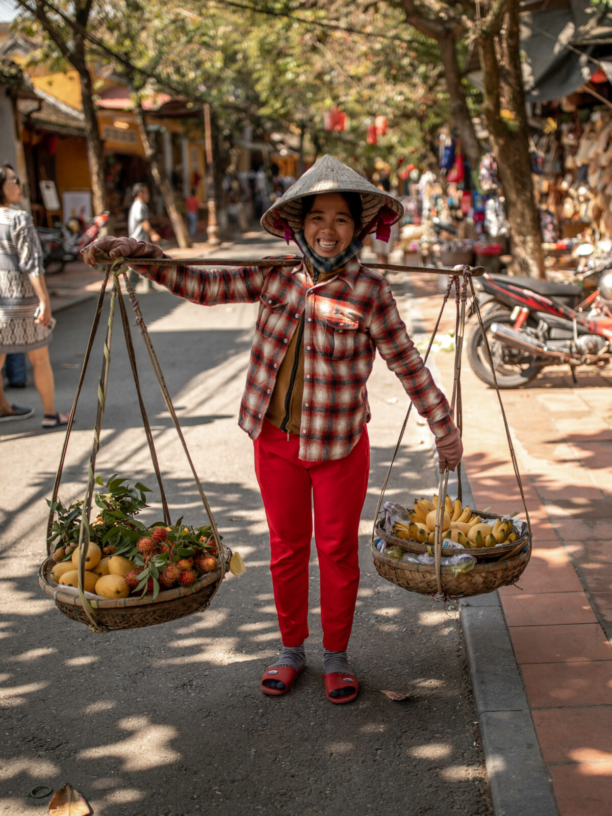 vietnamesen verkaufen obst auf der straße