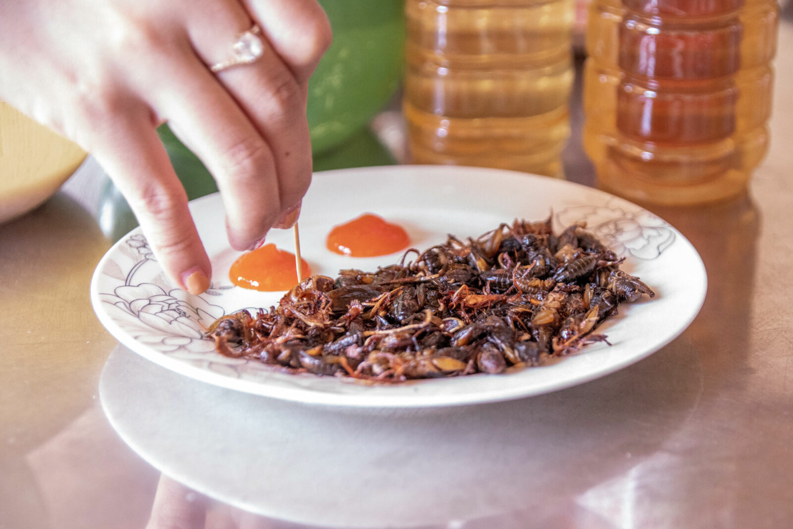 heuschrecken essen in vietnam