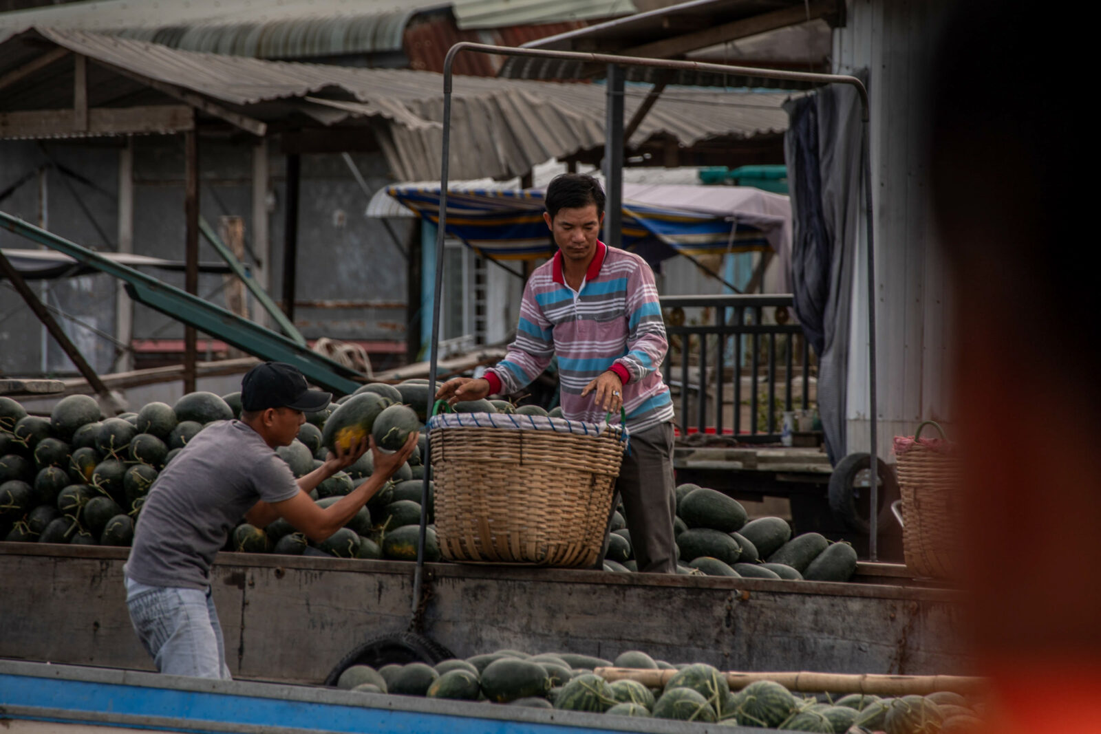 händler auf booten in vietnam