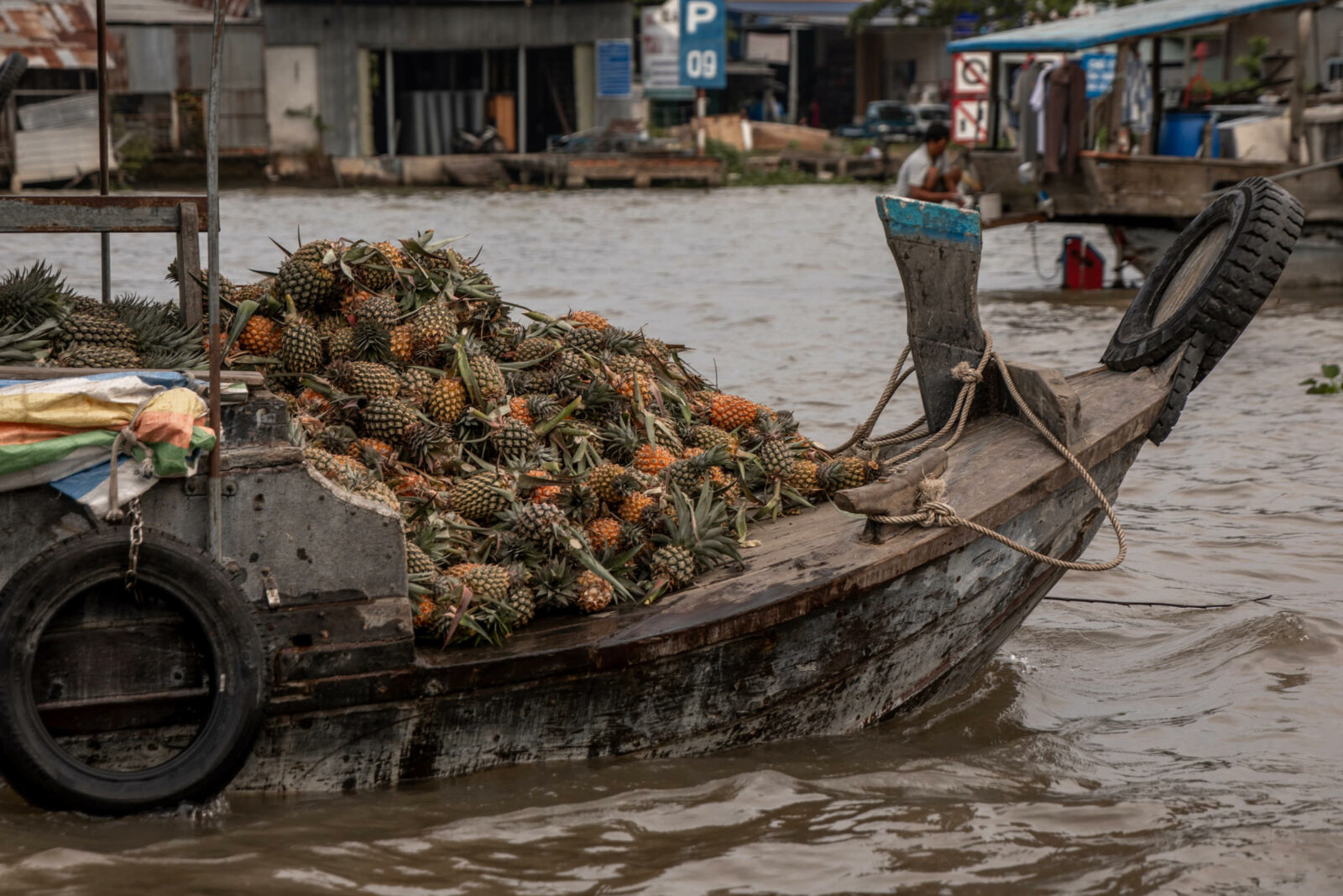 ananas händler auf boot in vietnam