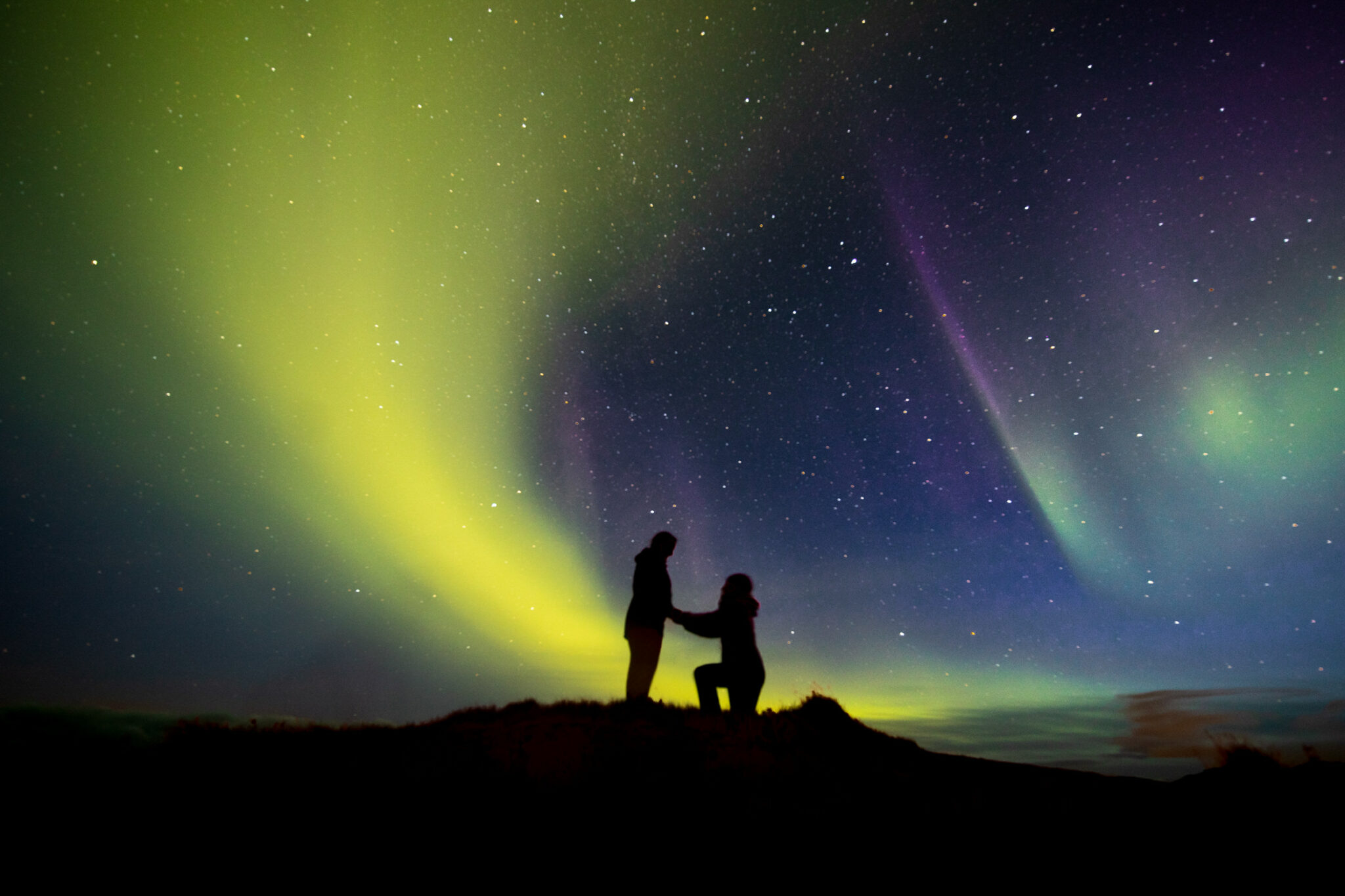 verlobungsfoto mit nordlichtern norwegen