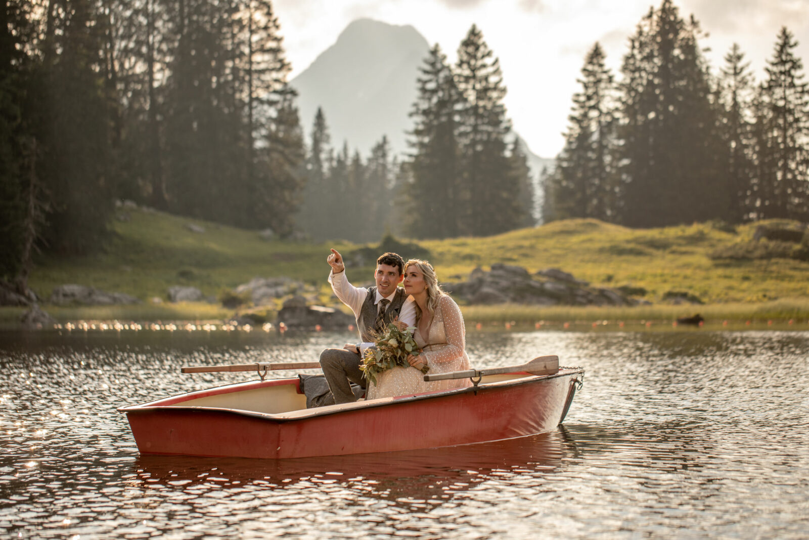 elopement mit kleinen booten an bergsee
