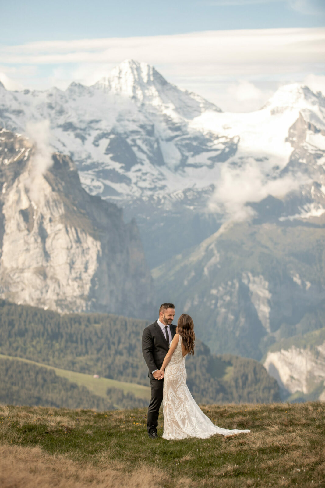 Hochzeitsfotos in den Bergen in der Schweiz