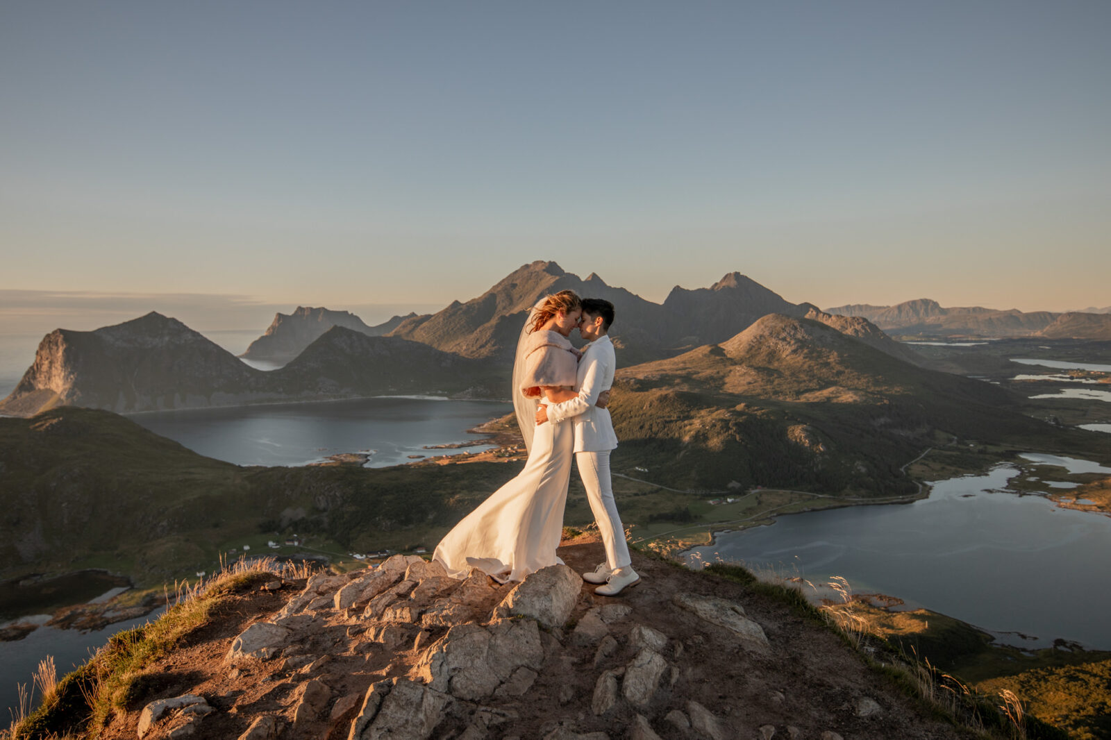 Heiraten auf den Lofoten auf Berggipfel
