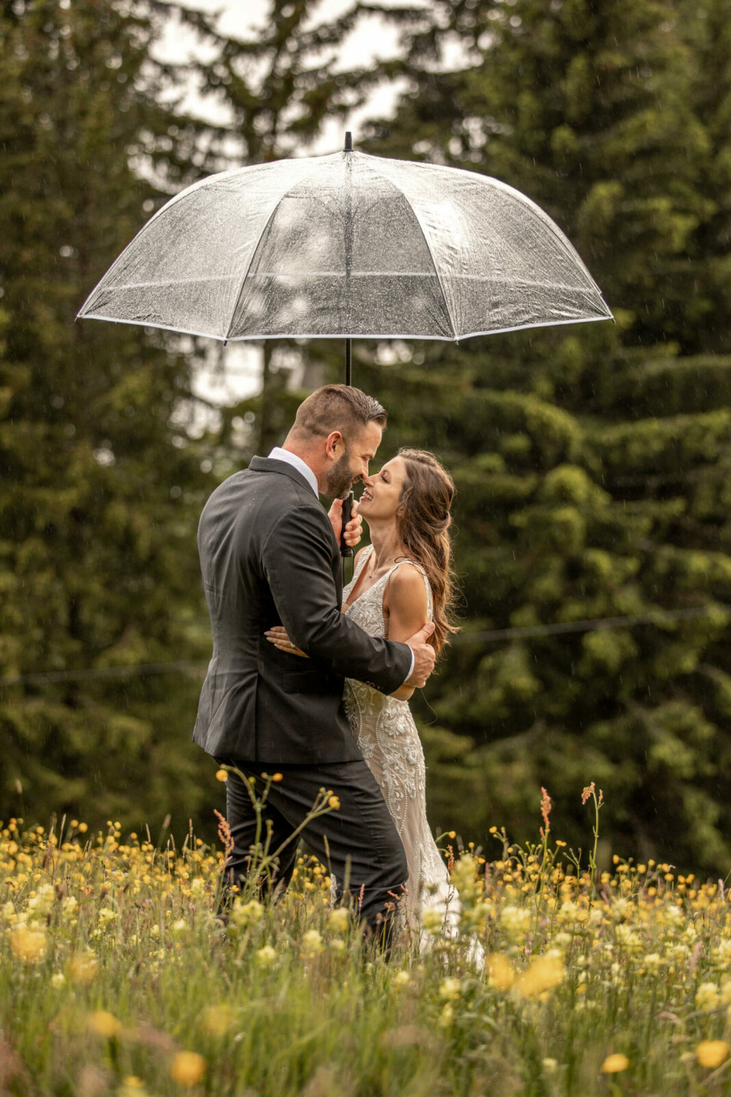 Elopement Hochzeit mit Schirm in der Schweiz