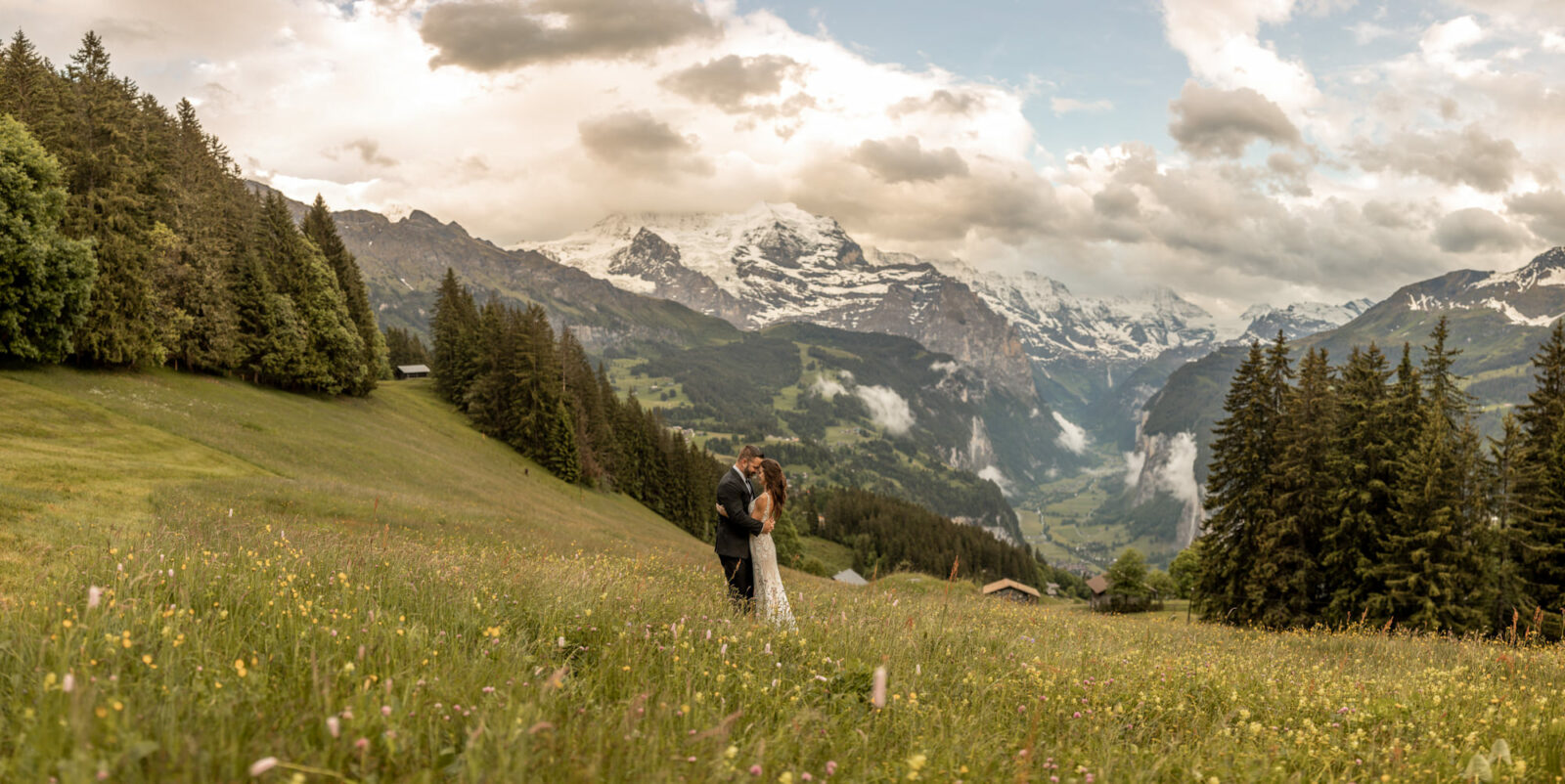 Elopement in der Schweiz in den Alpen Fotografen Wild Embrace