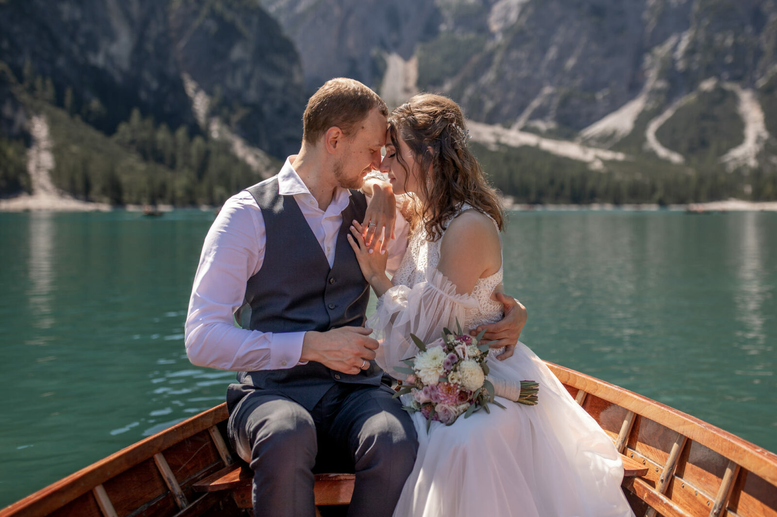Hochzeitsfotos in Boot in den Dolomiten