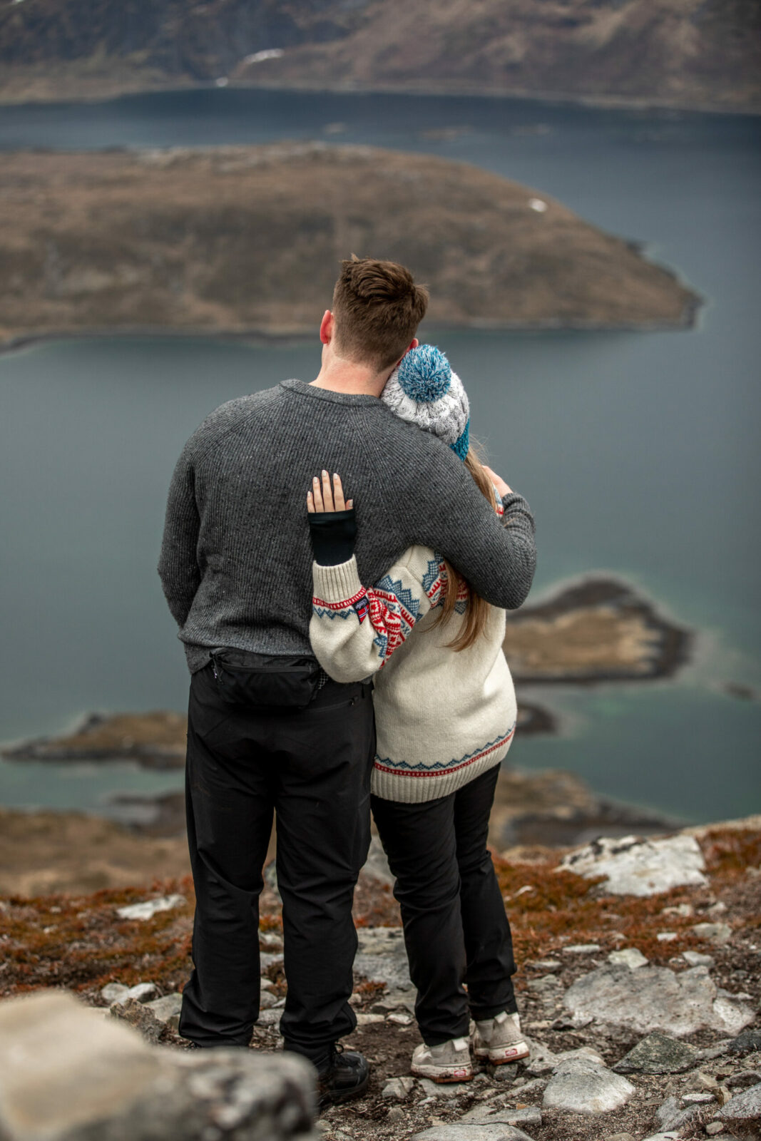 Paarfotos in Norwegen mit Fjorden