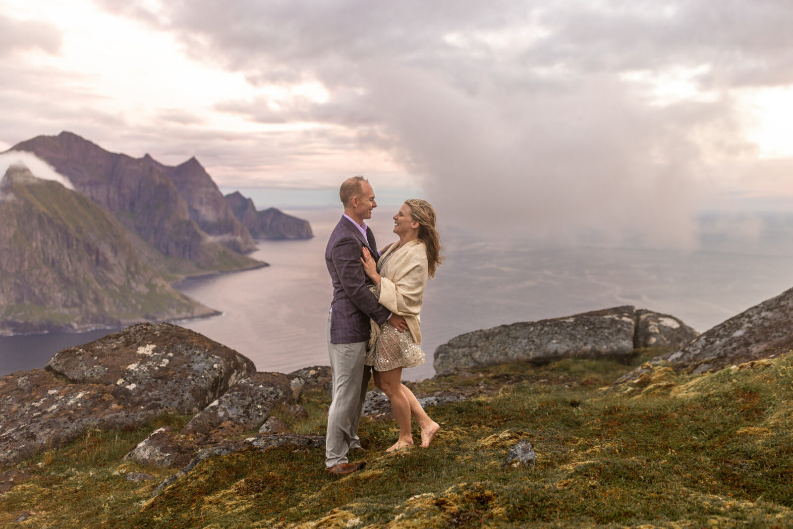 Paarfotos auf den Lofoten in Norwegen