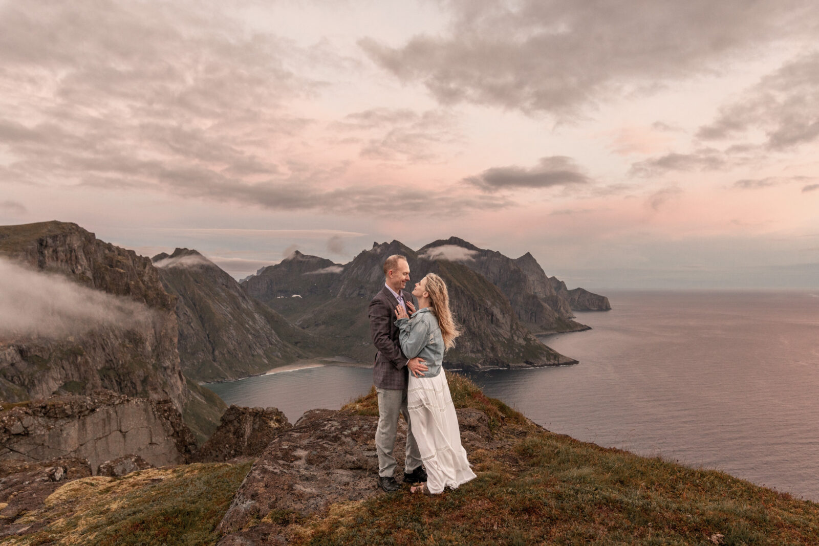 Verlobungsfotos auf den Lofoten in Norwegen