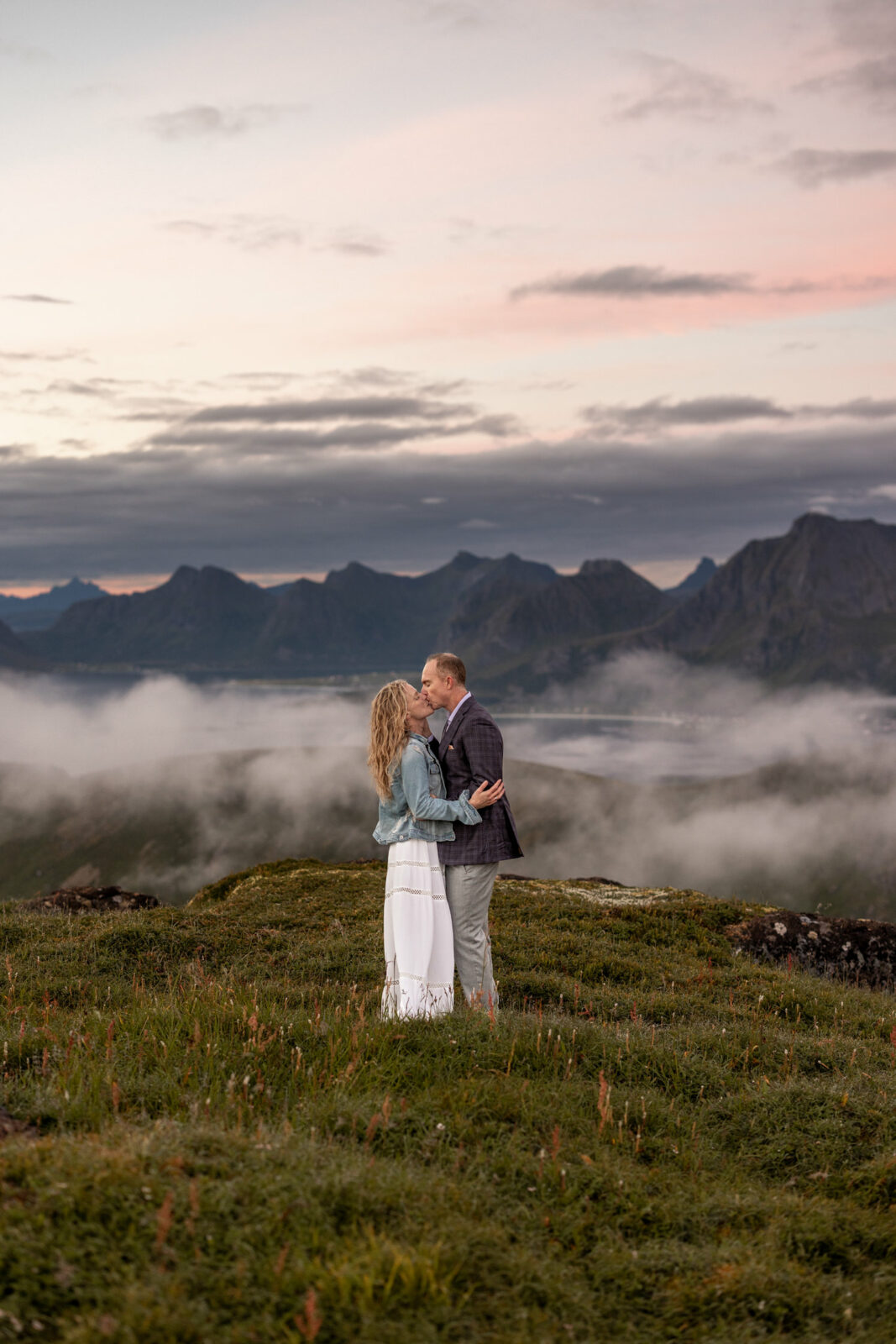 Verlobungsfotos auf den Lofoten Wild Embrace