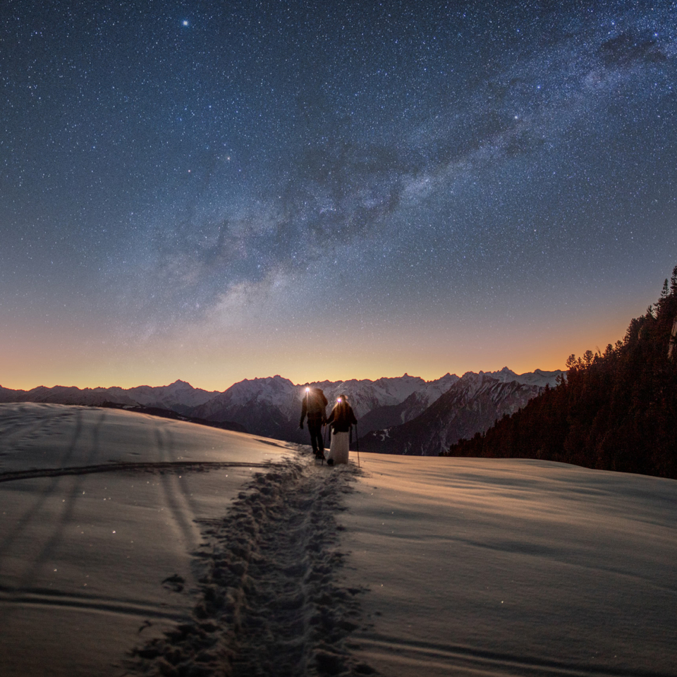 Abentuerliches Winter Elopement in den Alpen - Schneeschuhwanderung bei Nacht