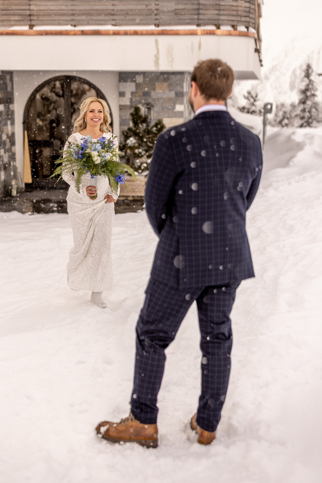 First Look bei der Winter Hochzeit in Lech am Arlberg