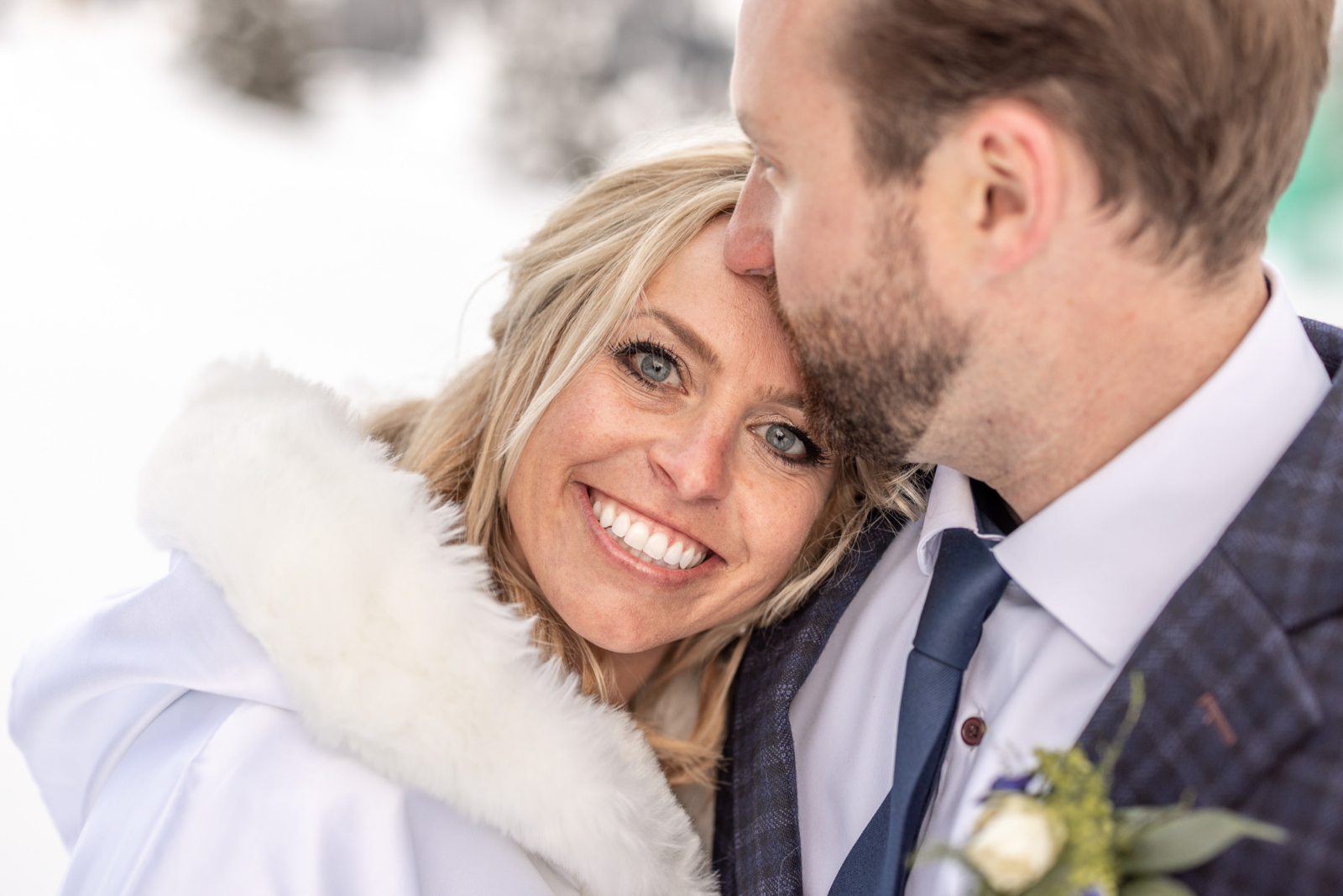 Hochzeitsfotos beim Elopement in Schnee