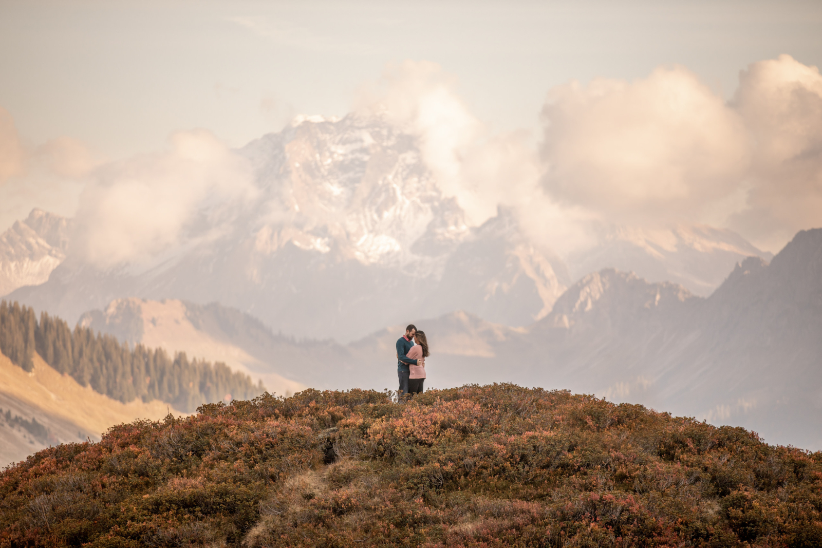 Verlobungsfotos in den Bergen in Vorarlberg