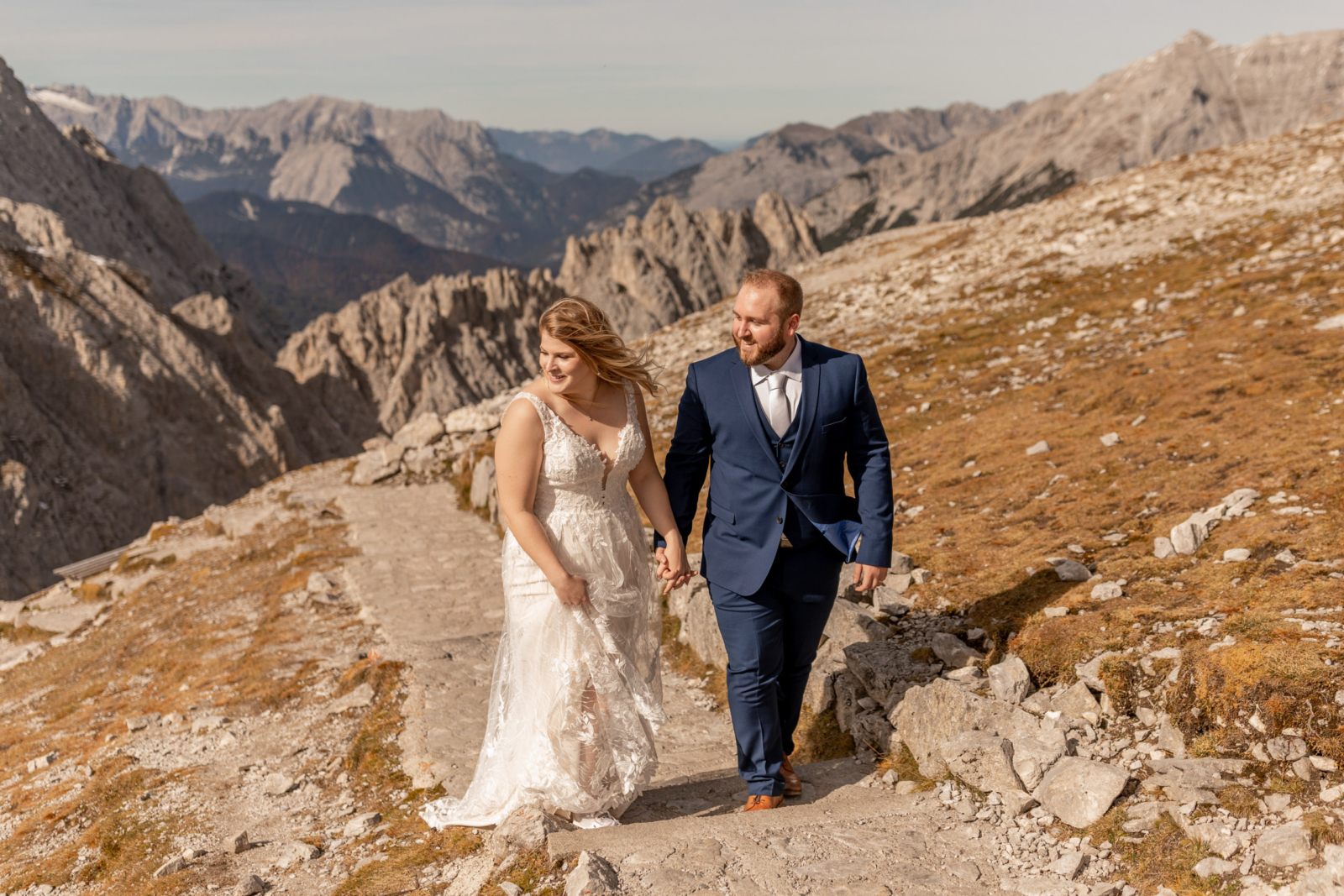 Auf dem Weg zur Hochzeit zu zweit in den Bergen