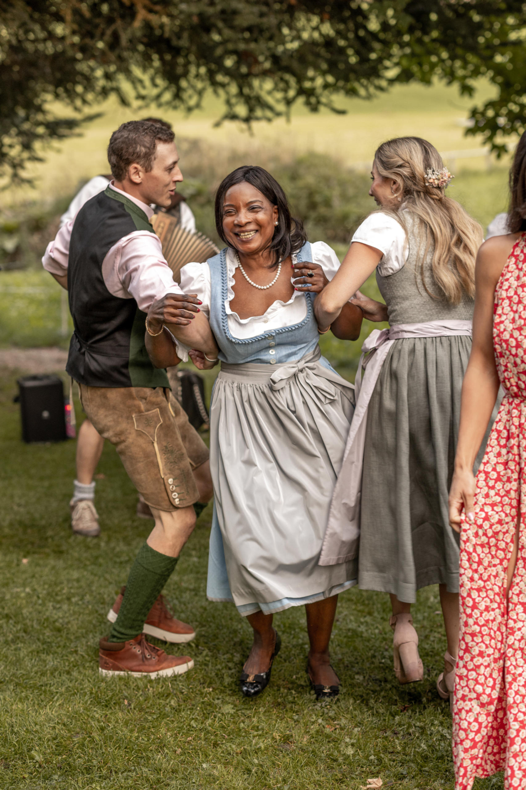 tanz und ausgelassenes Feiern auf der Get Together Party der Auslands Hochzeit in Österreich