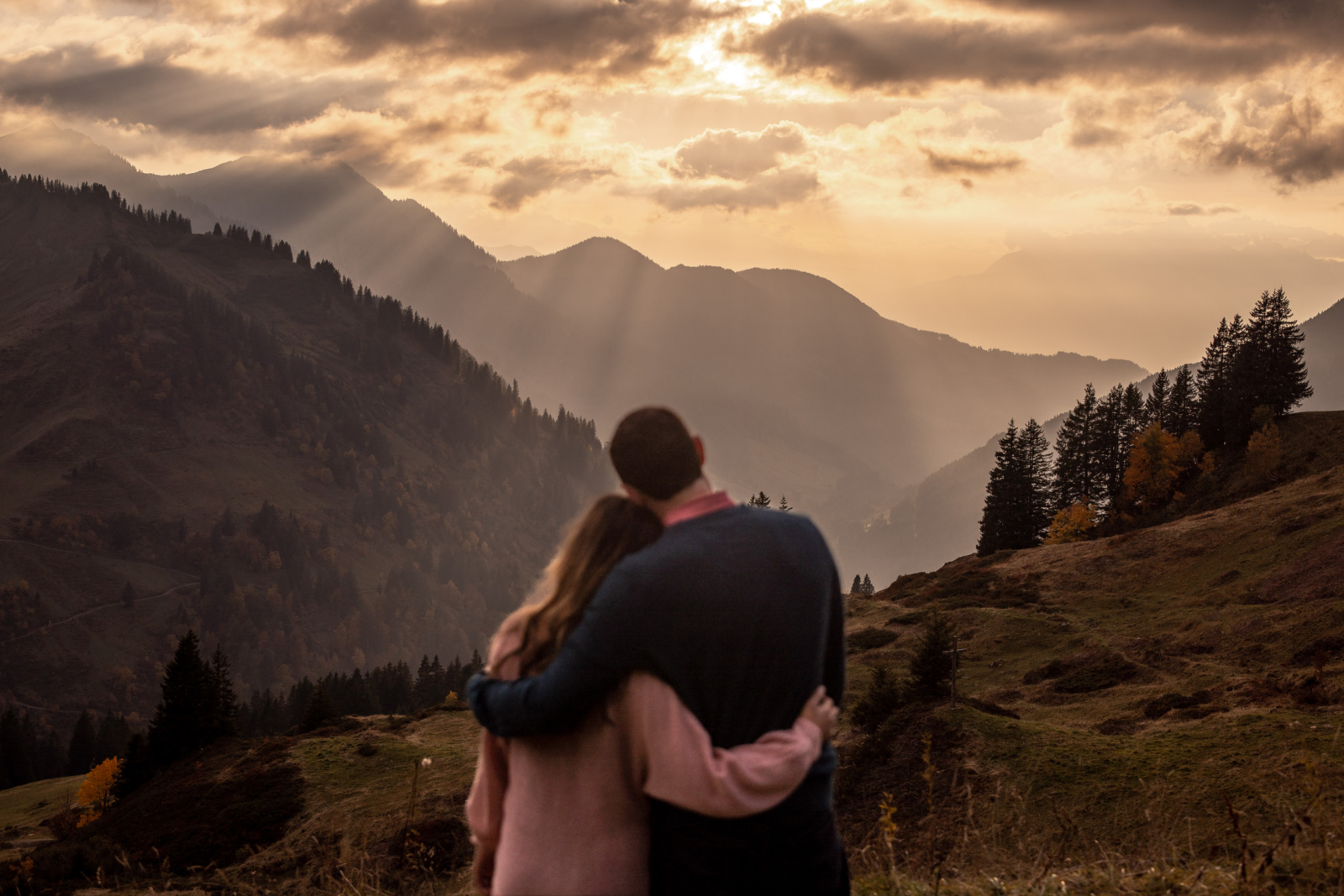 Verlobungsfotos bei Sonnenuntergang in den Bergen