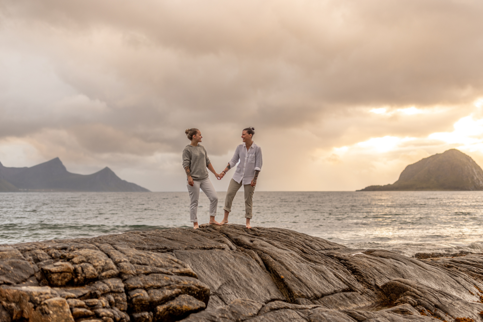 Verlobungsfotos am Strand in Norwegen