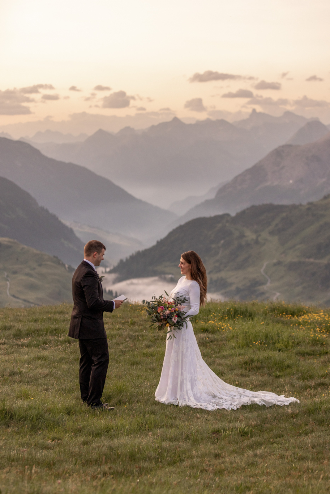 Hochzeitszeremonie bei Sonnenaufgang in den Bergen