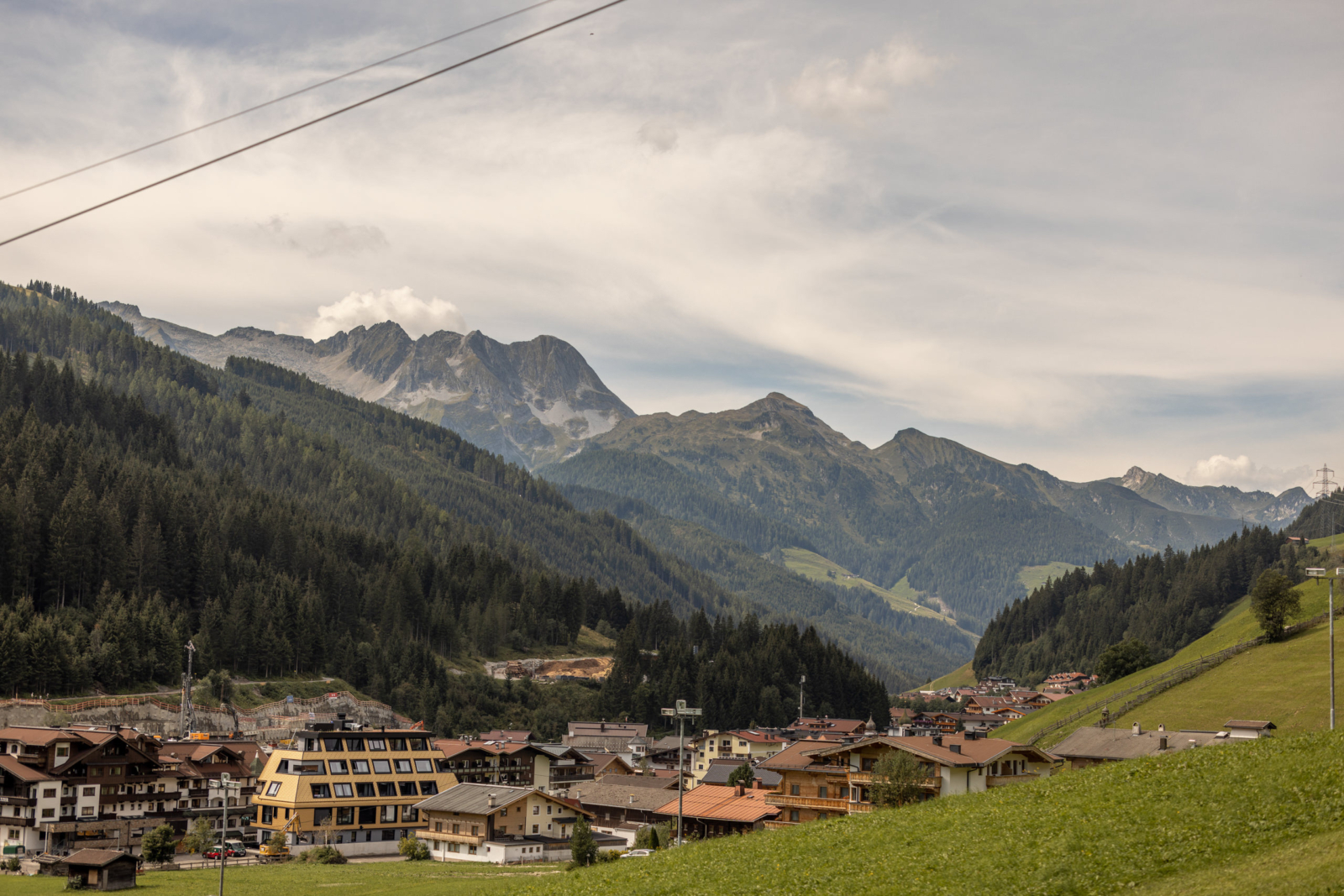 Ausblick beim Getting Ready für die Berghochzeit in Tirol