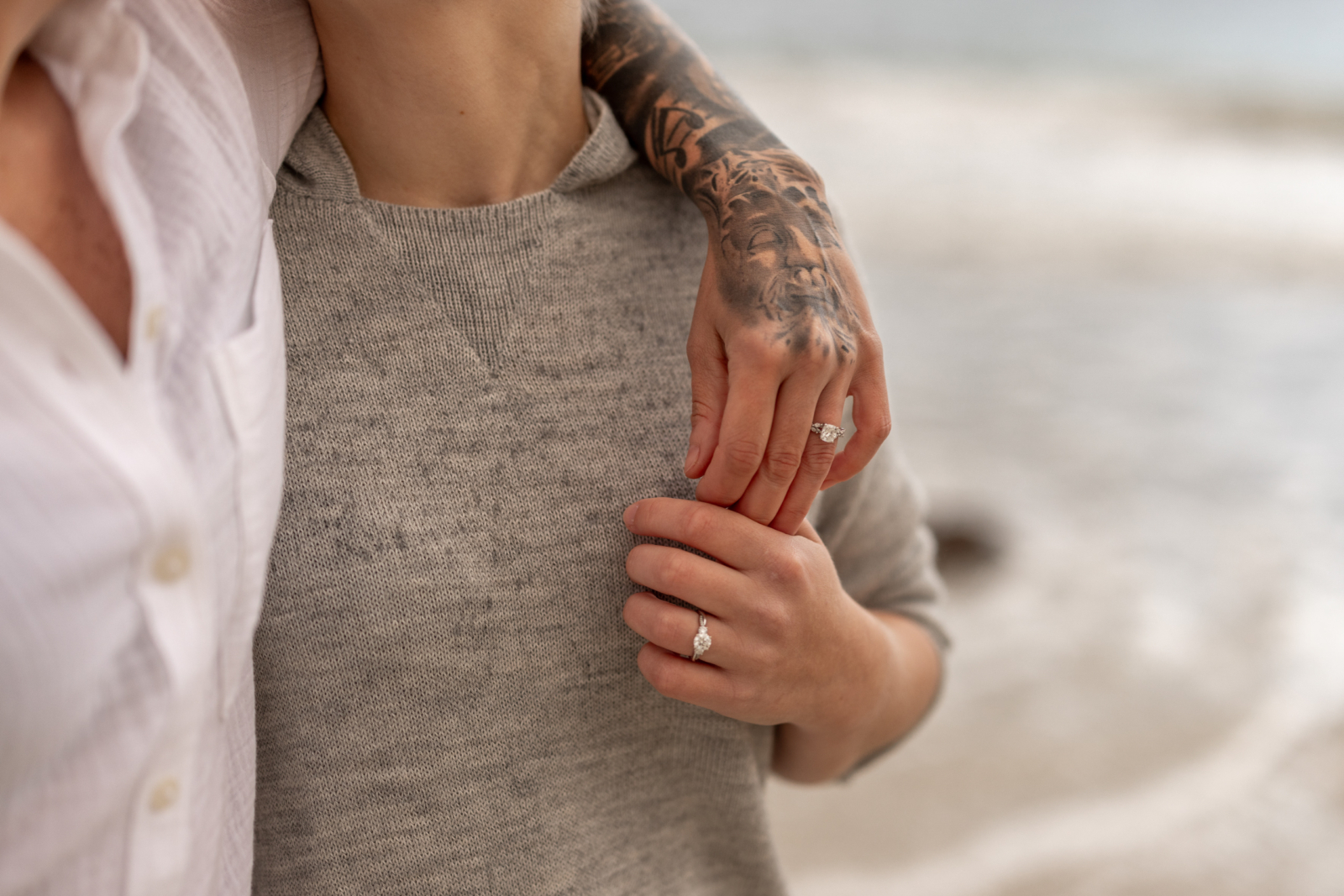 Verlobungsringe Detailfoto am Strand in Norwegen