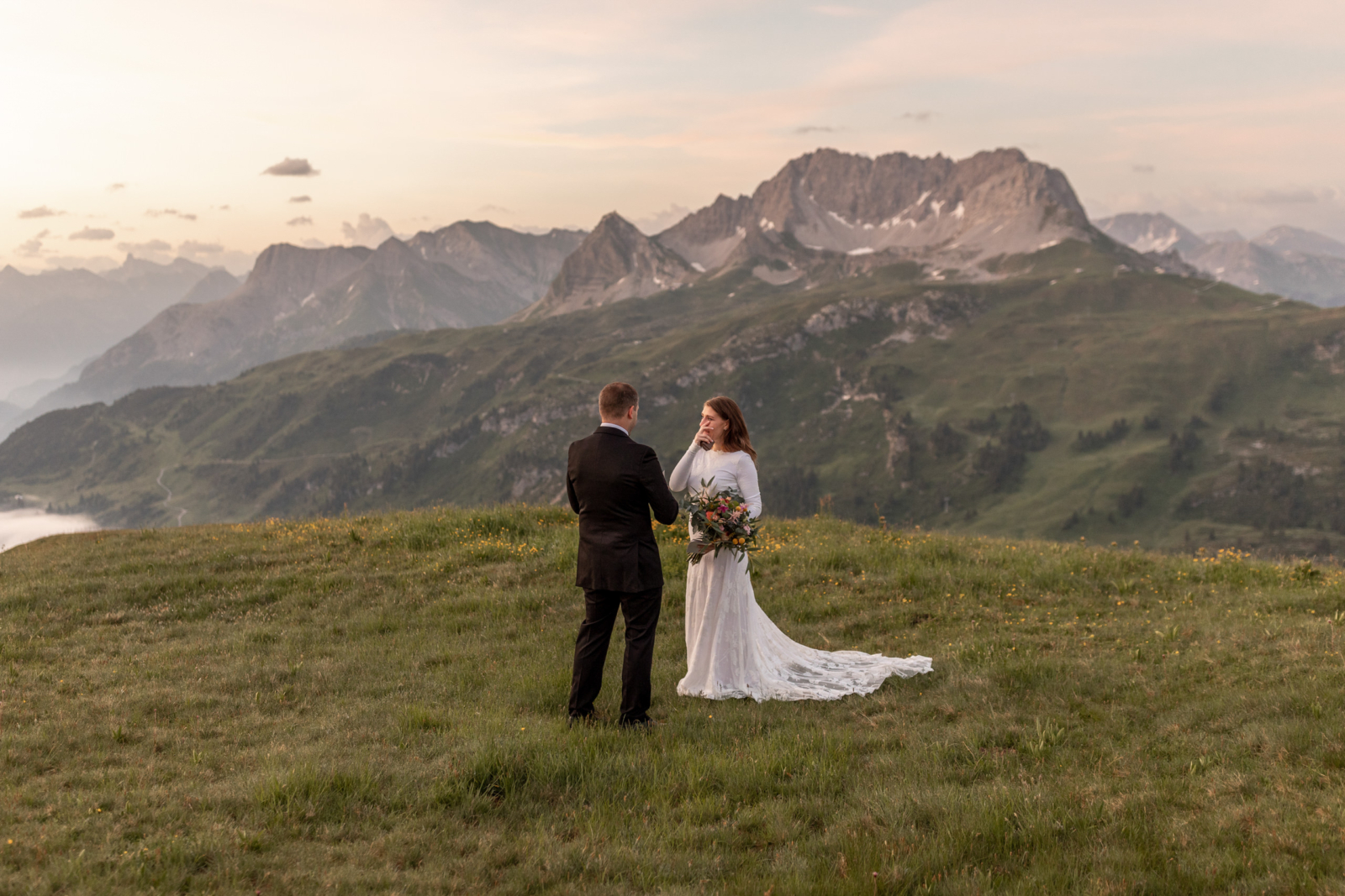 emotionale Hochzeits Trauung bei Sonenaufgang in den Bergen