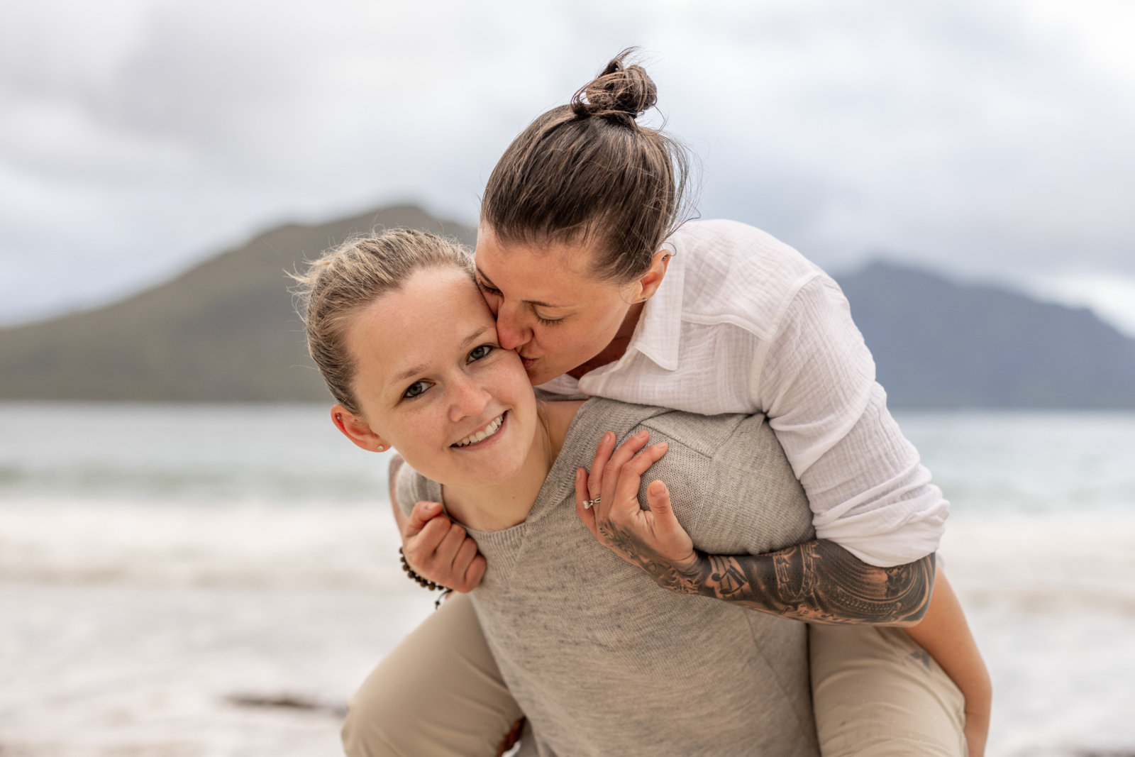 Paar Fotograf in Norwegen am Strand