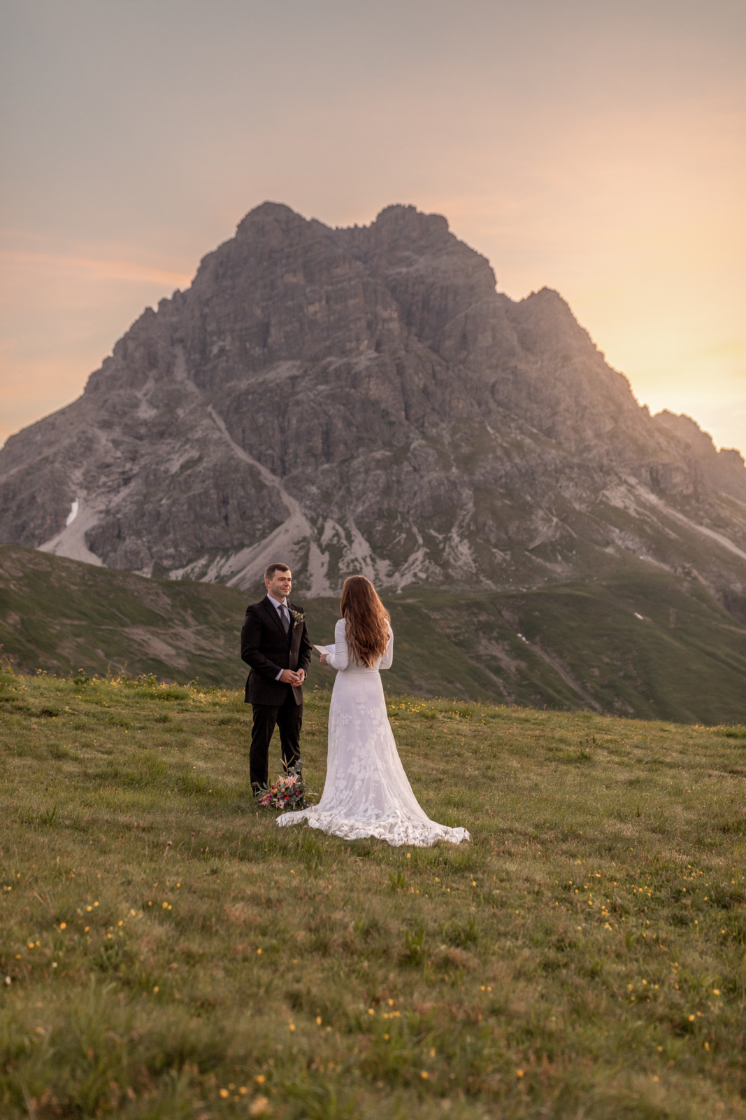 Elopement Hochzeit zu zweit in den Bergen bei Sonnenaufgang