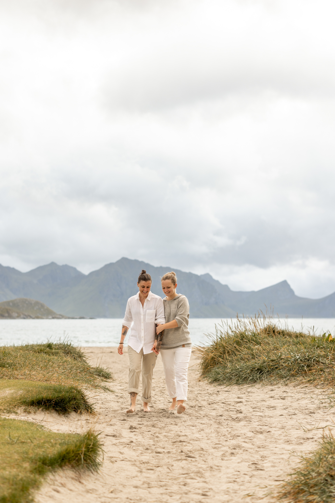 Verlobungsfotos am Strand auf den Lofoten in Norwegen