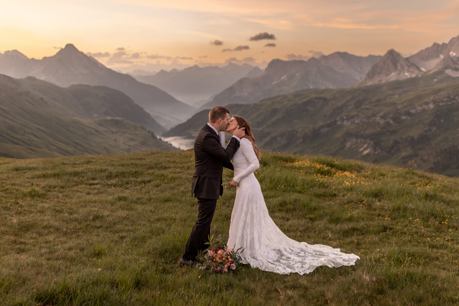 Erster Kuss bei der Hochzeit zu zweit in den Bergen