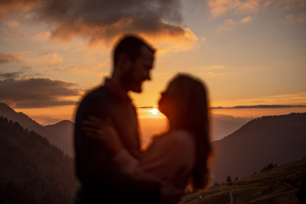Sonnenuntergang Verlobungsfotos in den Bergen