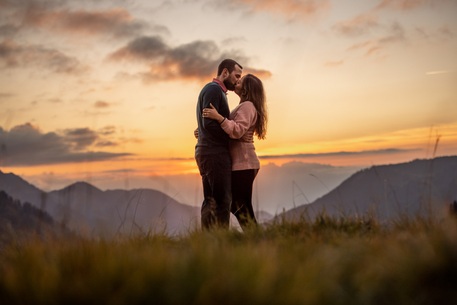 romantische Fotos bei Sonnenuntergang in den Bergen