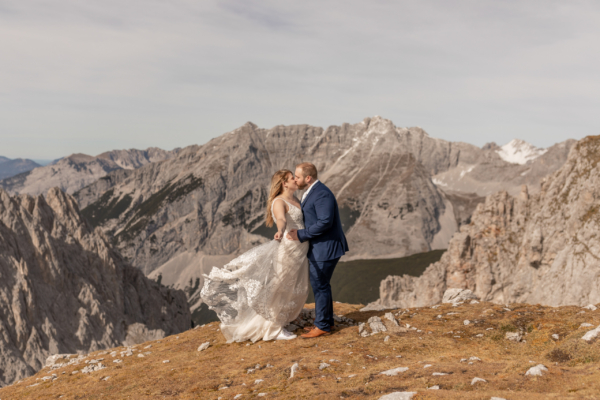 Kuss bei der Elopement Hochzeit in den Bergen in Tirol