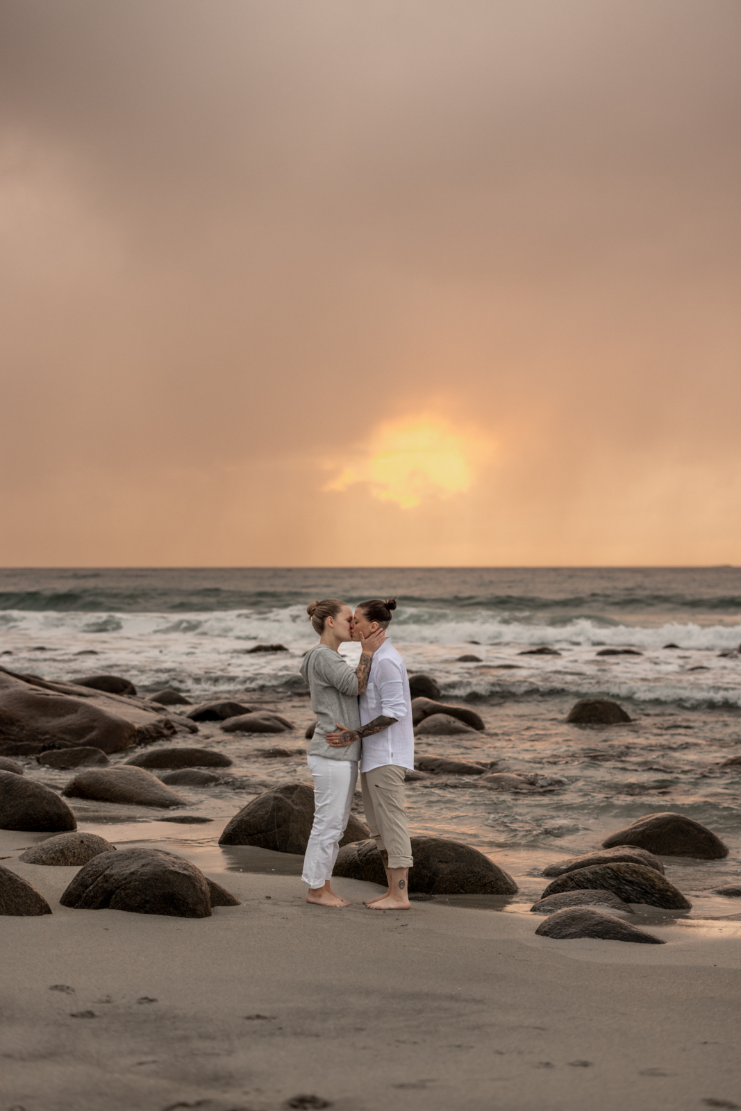 Verlobungsfotos bei Sonnenuntergang am Strand