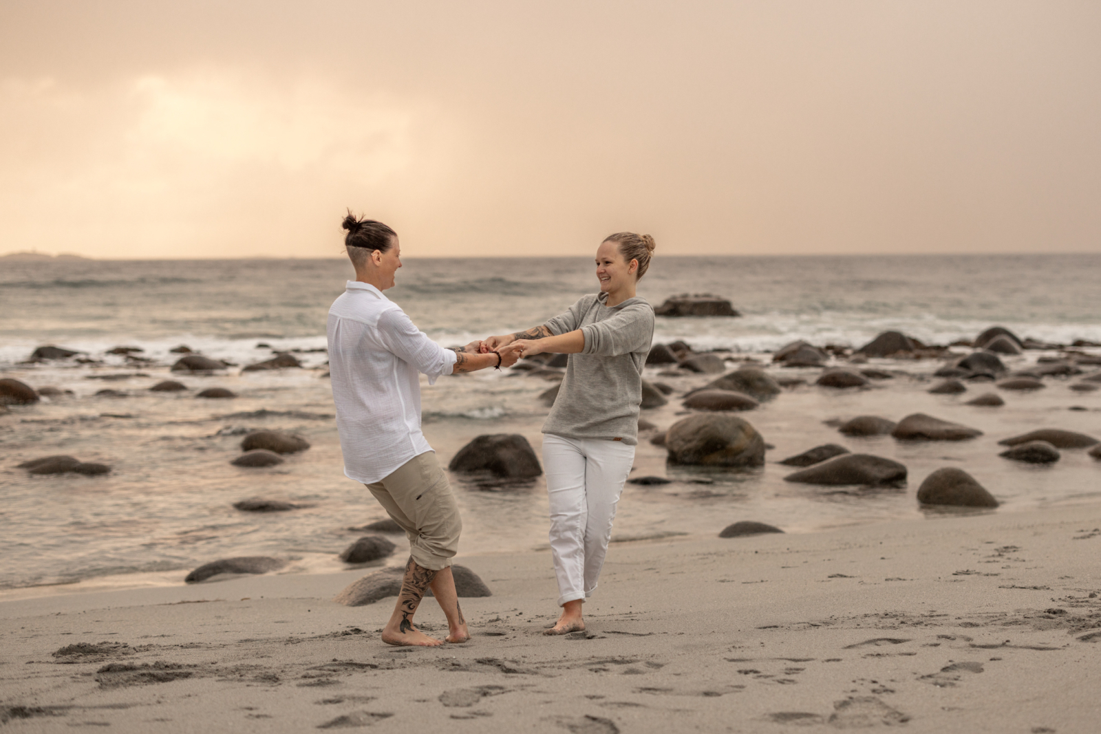 Verlobungsfotos beim Tanzen am Strand in Norwegen