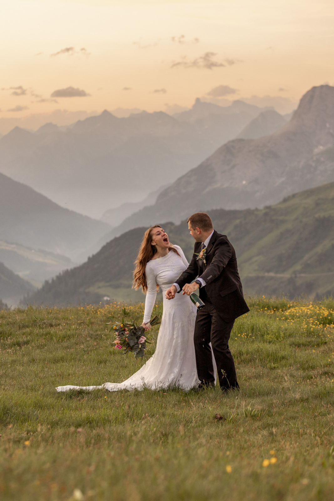 Feier der Hochzeit zu zweit in den Bergen