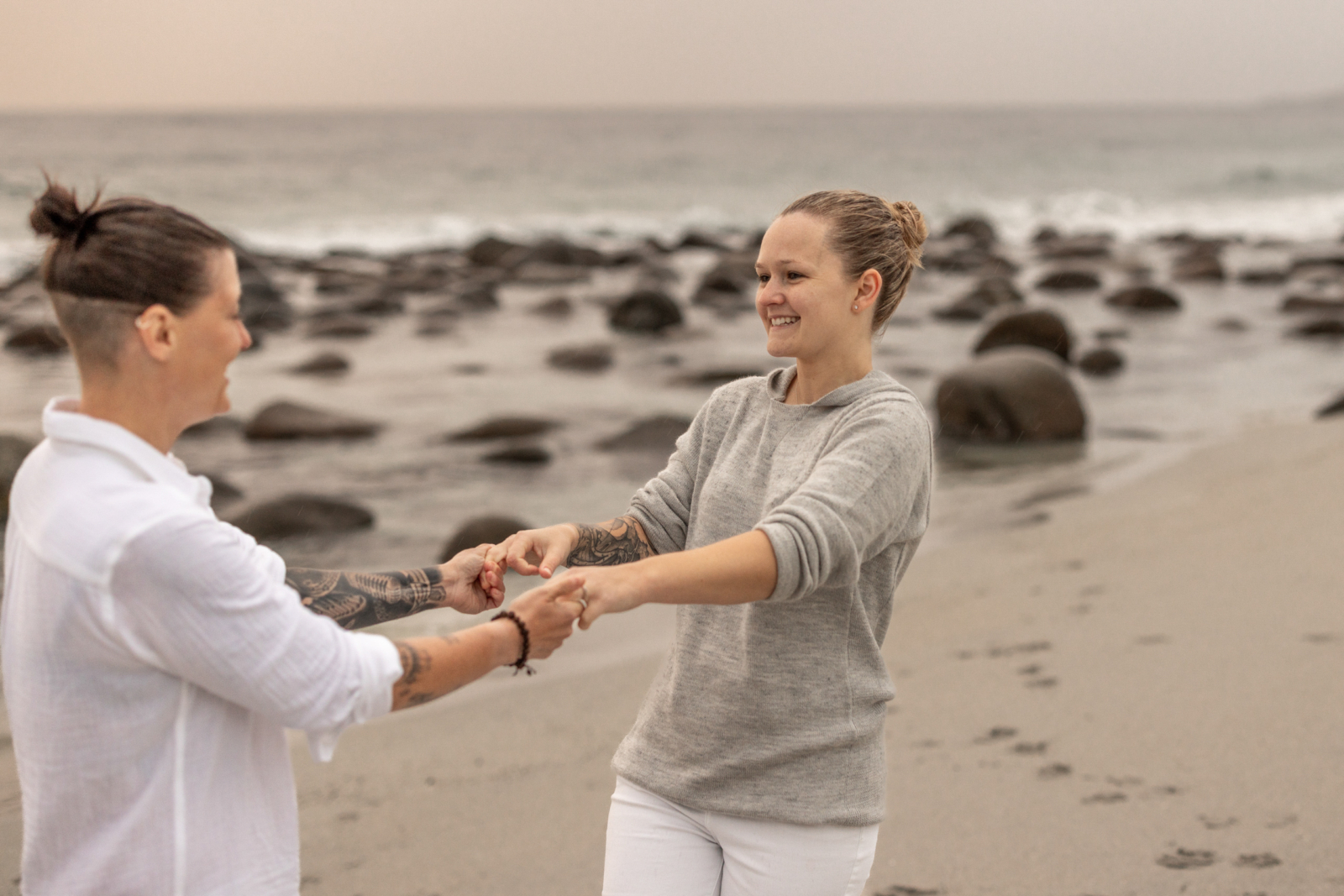 authentische Verlobungsfotos am Strand