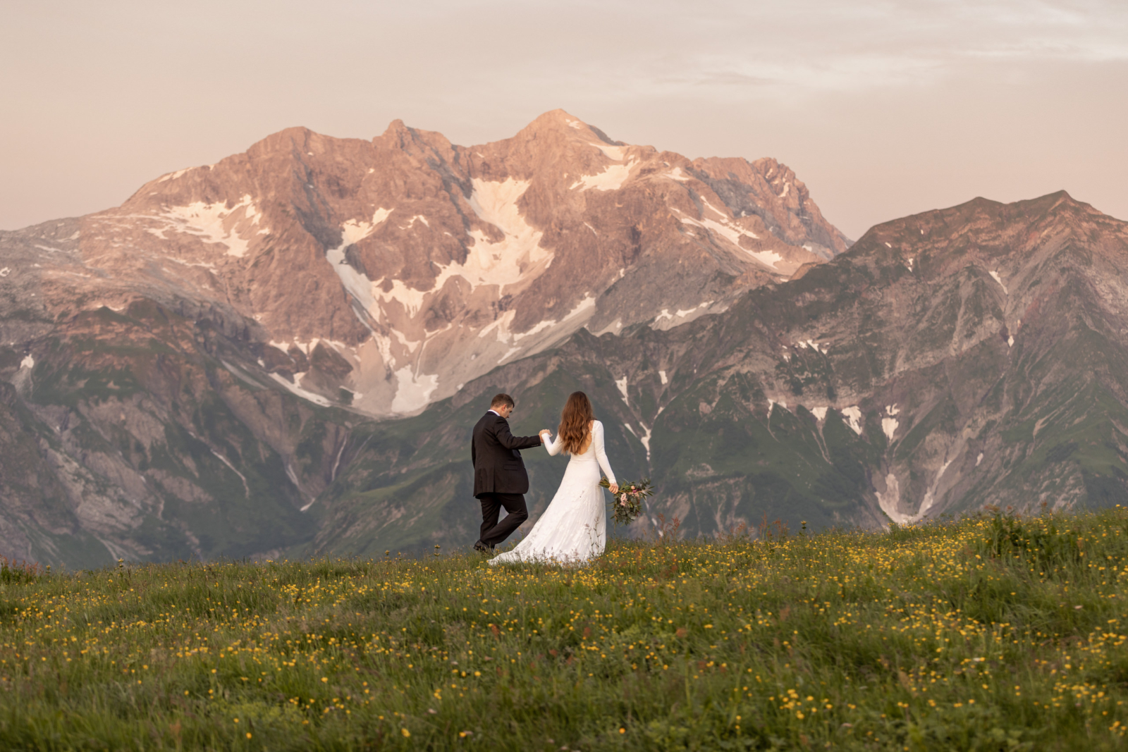 Hochzeitsfotos bei Alpenglühen im Bregenzerwald