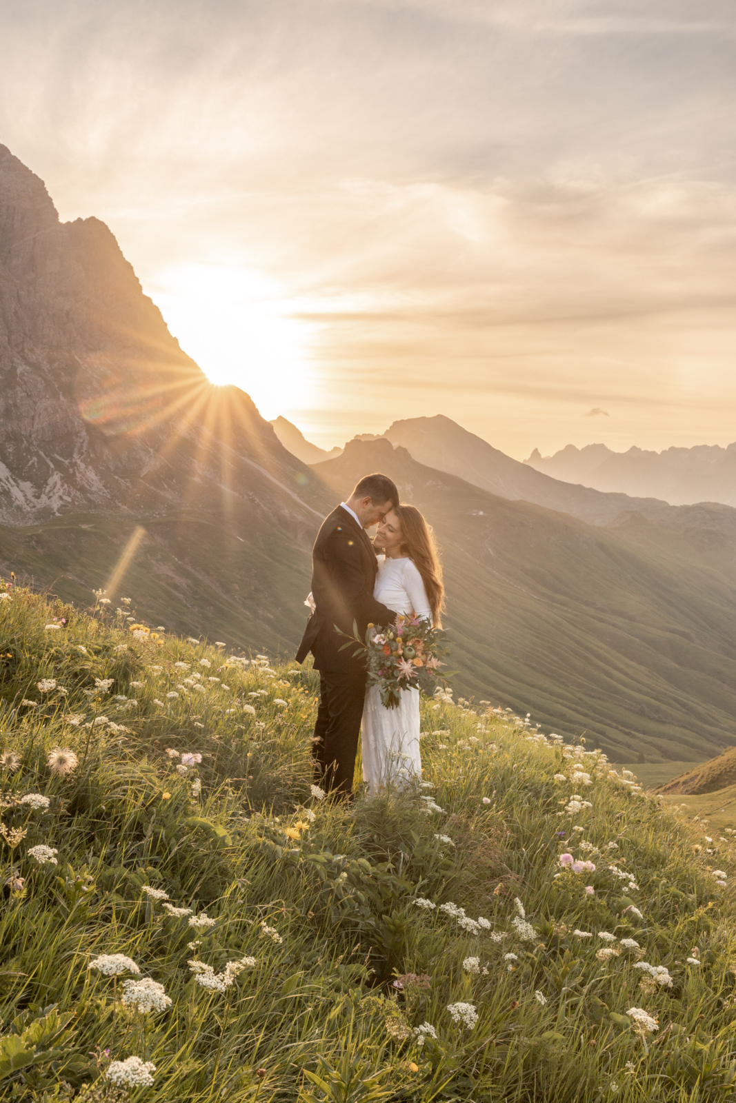 Elopement Hochzeit zu zweit in Mitten der blühenden Almwiesen