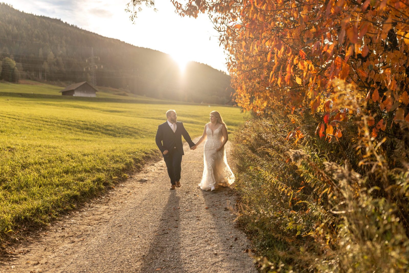 Hochzeitsfotos im Herbst in der Natur