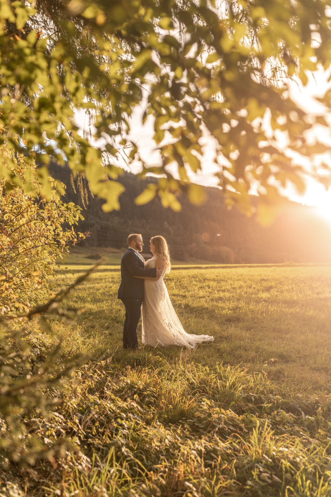 Hochzeitsfotos in der Natur bei Sonnenuntergang