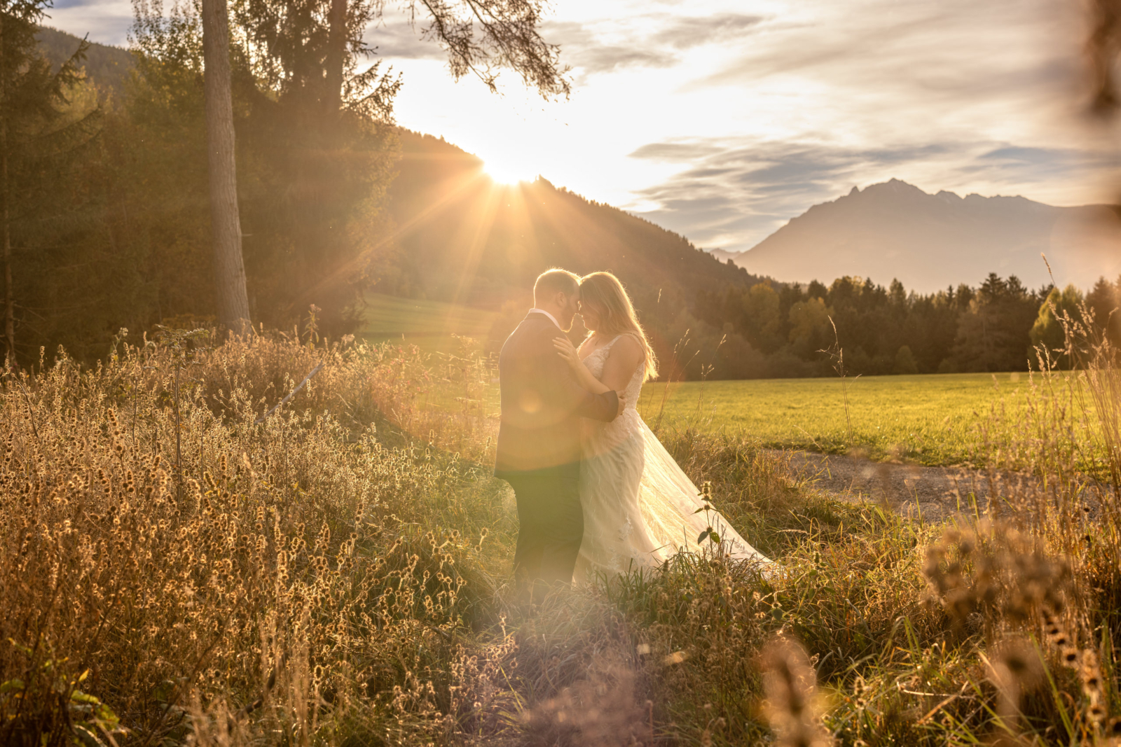 Hochzeits Fotos mit goldenem Sonnenuntergang