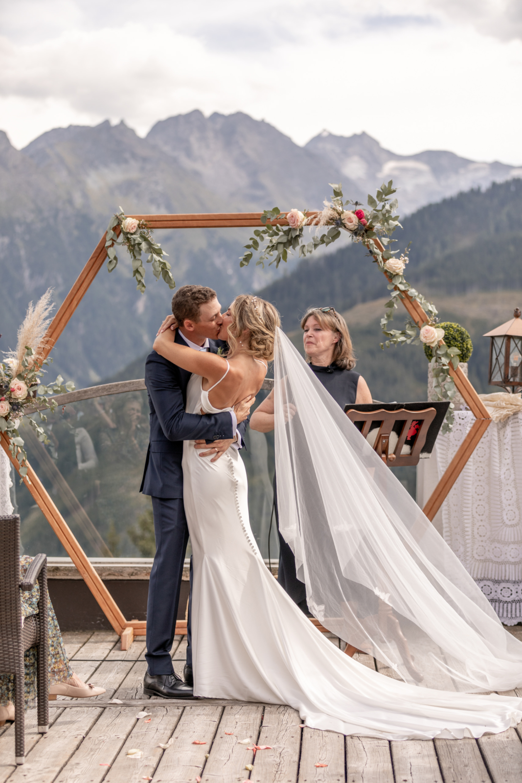 Erster Kuss bei der Hochzeit in den Bergen