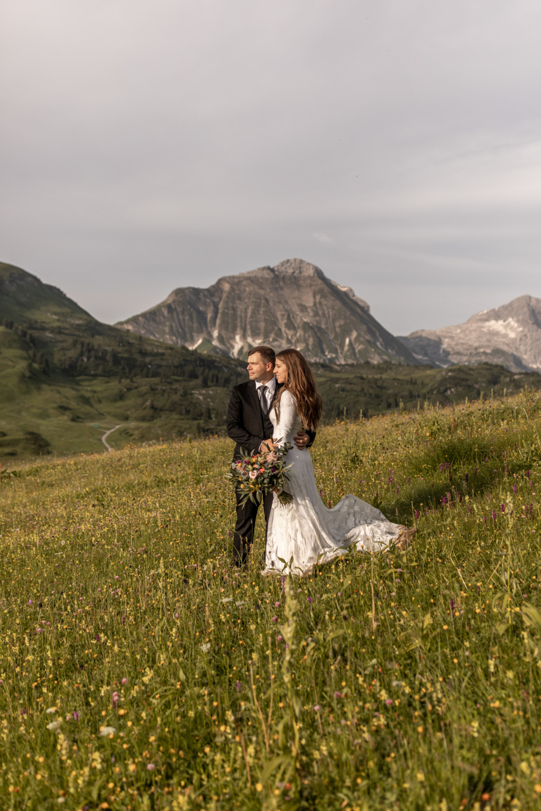 Hochzeitsfotos in den blühenden Almwiesen