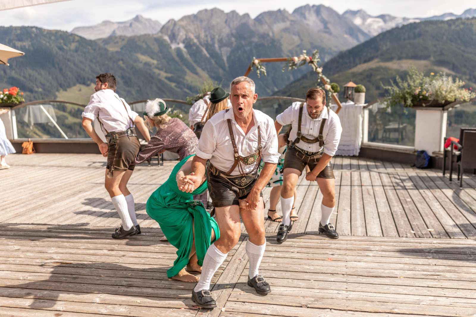 unterhaltsame Tänze mit der Schuplattler Gruppe für die Berghochzeit in Tirol