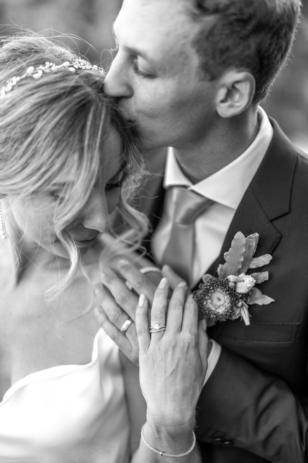 schwarz weiß Detailfoto der Hochzeitsringe