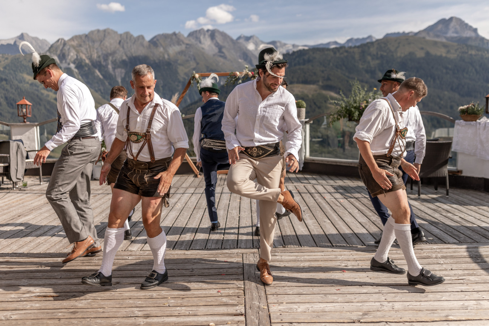 Traditionelle Tänze am Nachmittag der Auslandshochzeit in Österreich