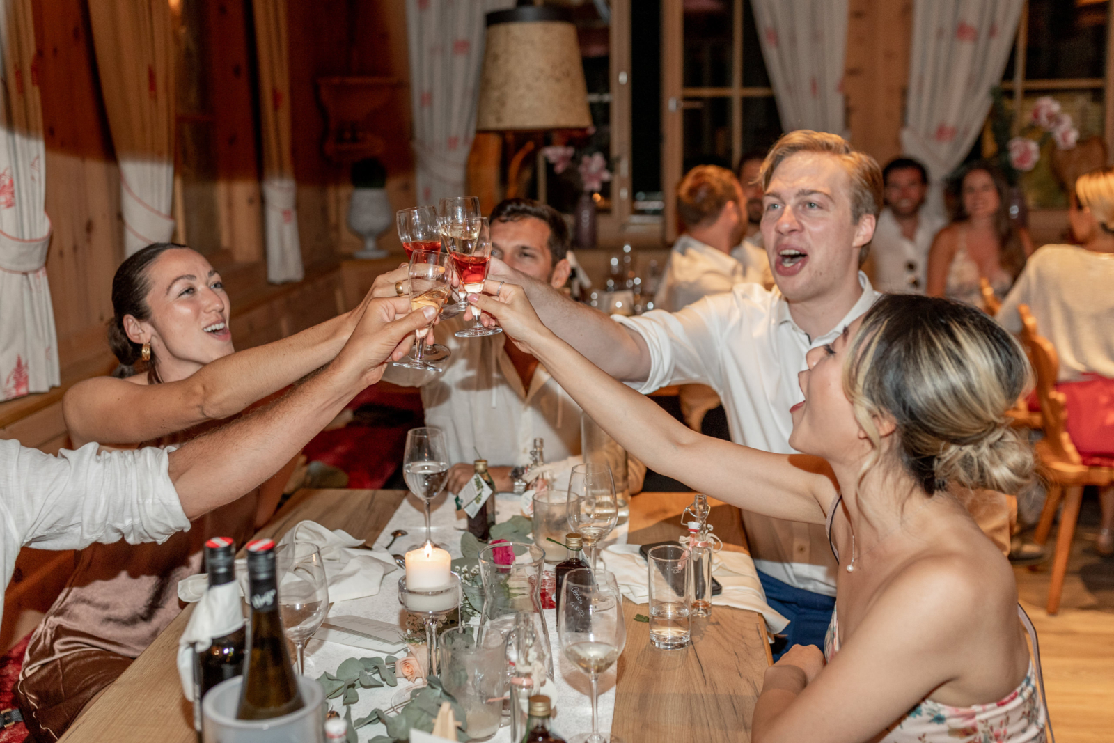 Hochzeitsparty in einer Almhütte in Österreich